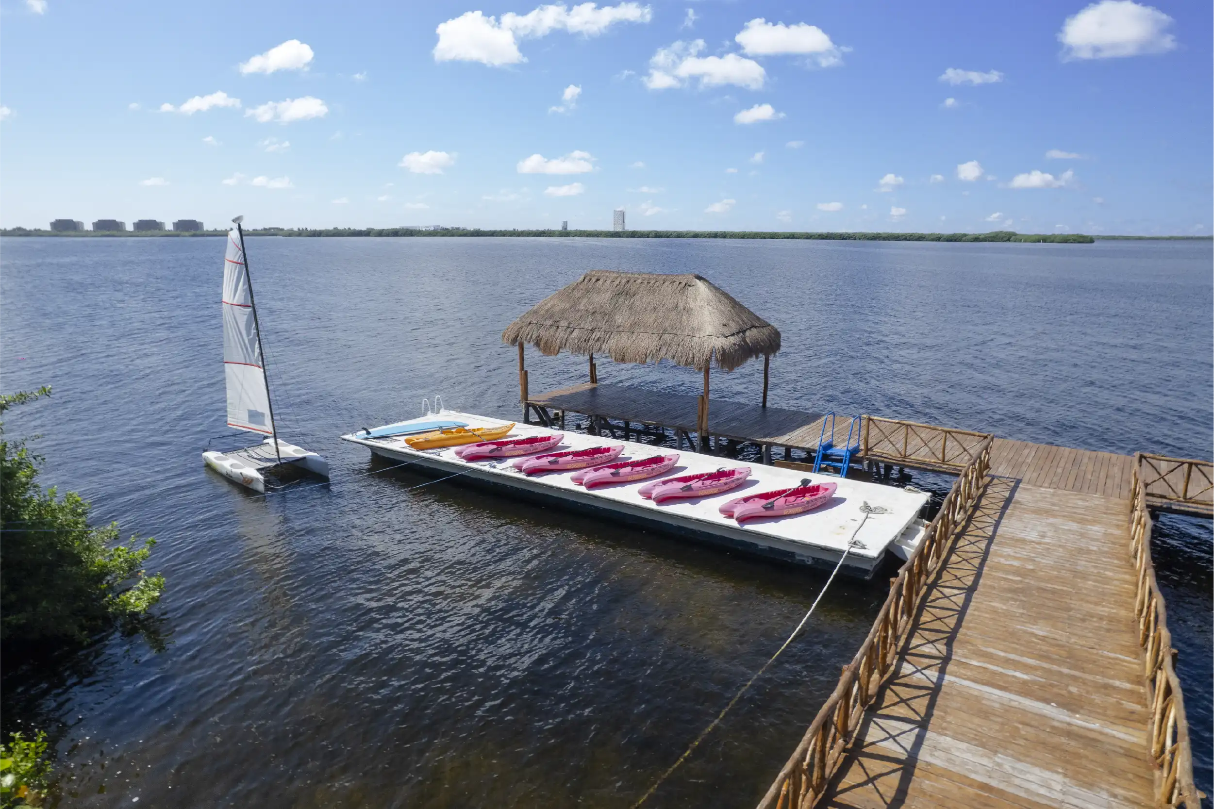 Alberca frente al mar en resort todo incluido en Cancún