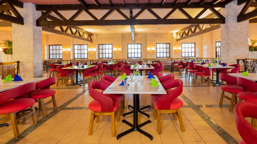 Café Solaris con mesas y sillas rojas cómodas para pasar un rato ameno