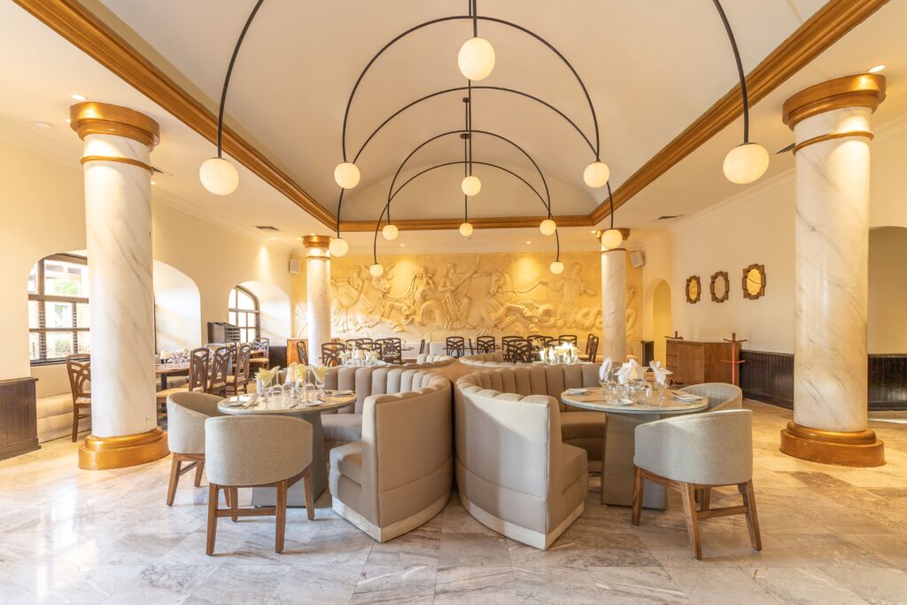 Restaurante Marco Polo de cocina Italiana, Mediterránea y Francés, ubicado en el corredor frente a la terraza del sol. con cómodos sillones color crema y pilares blanco con dorado