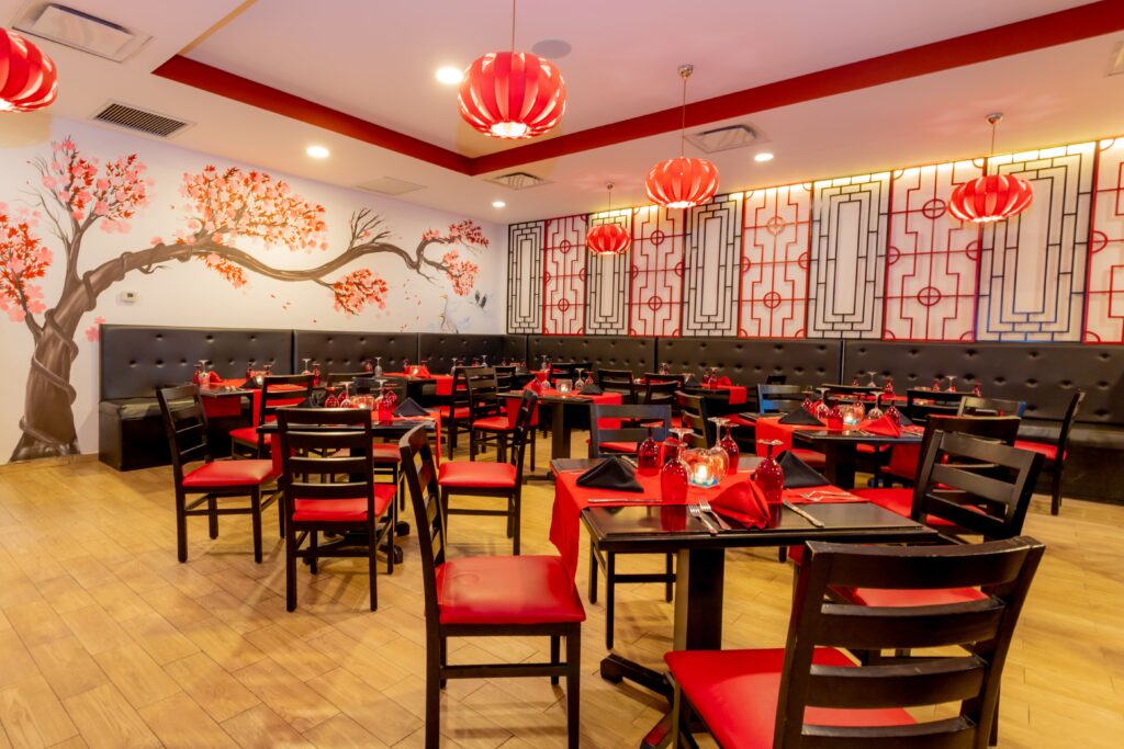 Restaurante Zai de cocina oriental, decoraciones japonesas, mesas estilo oriental