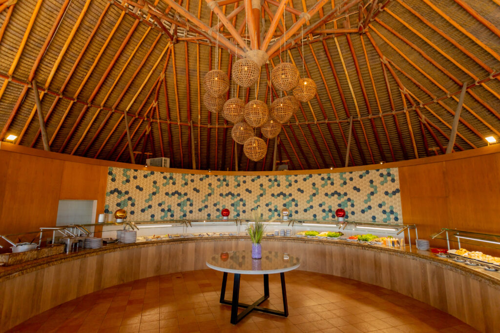 Restaurante Rosmarinus con Buffet, ubicado en la palapa de madera color café frente a la playa