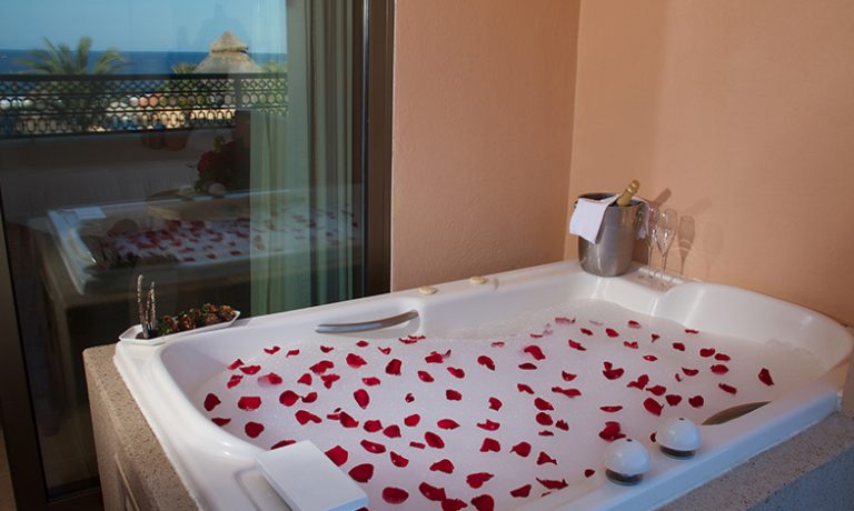 all-inclusive-family-hotel-in-los-cabos-room-deluxe-jacuzzi-with-flowers
