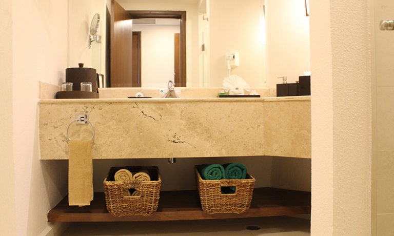 all-inclusive-family-hotel-in-los-cabos-room-deluxe-bathroom