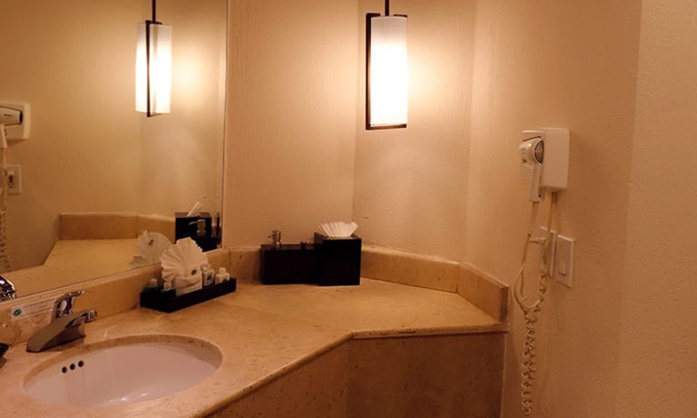 all-inclusive-family-hotel-in-los-cabos-room-deluxe-bathroom