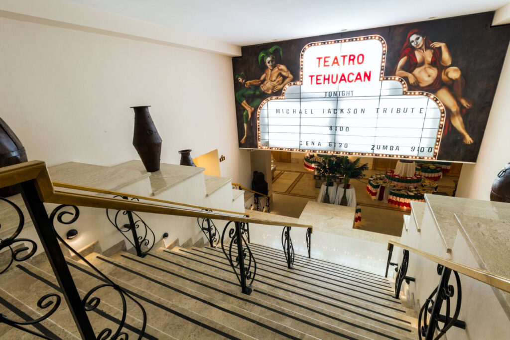 Teatro en el hotel Royal Solaris Cabos con excelentes lugares