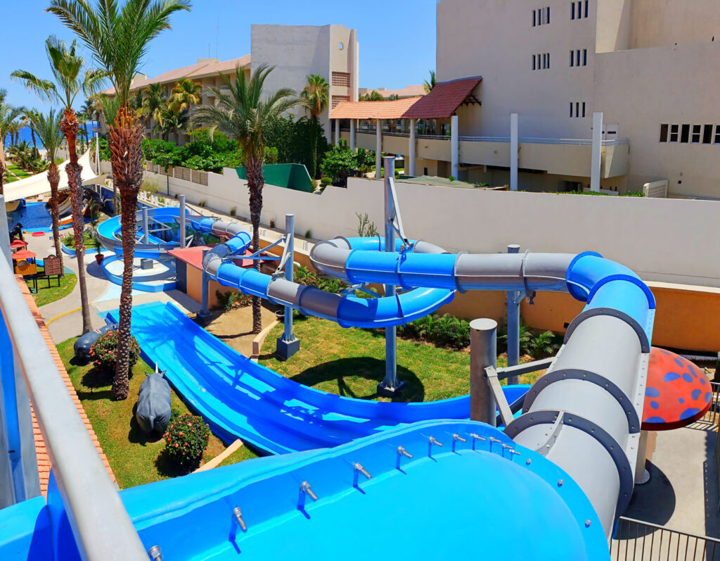 Tobogán grande azul de alberca en hotel Royal Solaris Cabos